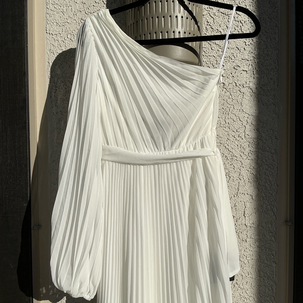 NWT Lulu’s Divine Charm White Pleated One-Shoulder Maxi Dress Extra Small Chic - Picture 8 of 10